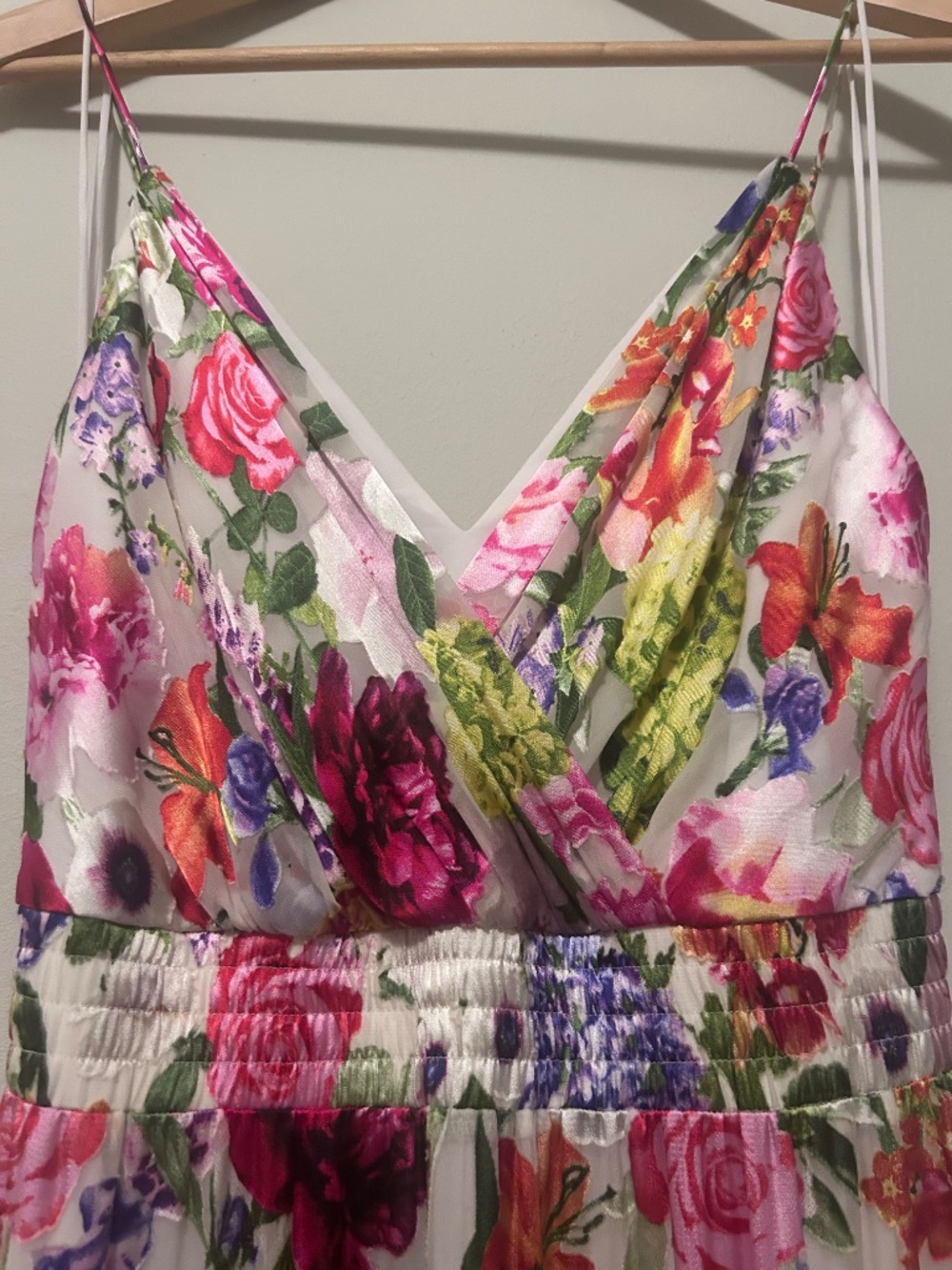 Alice + Olivia Hayden V-Neck Front Ruffle Dress in Flower Shop size 2 - Picture 11 of 15